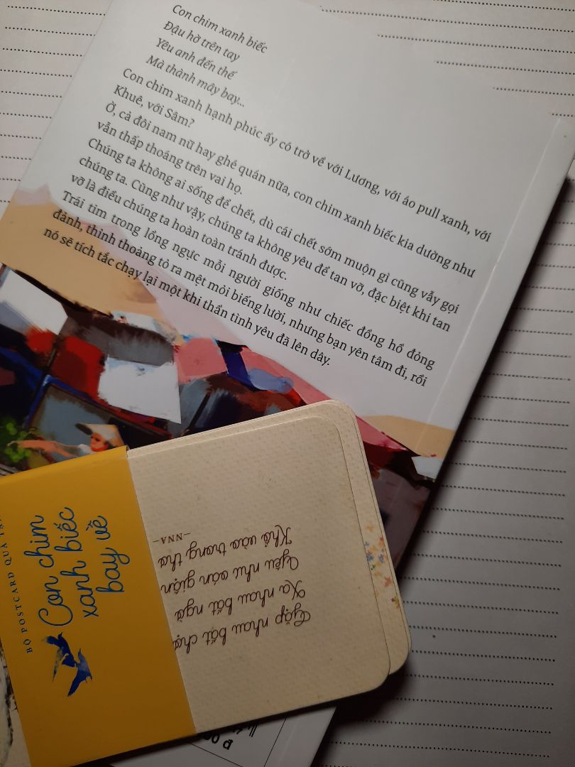 Đã lâu rồi một cốt truyện tuyệt vời nữa được ra đời. Câu chuyện này hấp dẫn bởi nhà văn đã viết các phần truyện bằng tâm trạng của cả hai nhân vật, để người đọc thấy góc nhìn từ 2 phía ra sao. Tất nhiên vẫn là văn phong và cách dùng từ ngữ lôi cuốn như vốn có của nhà văn Nguyễn Nhật Ánh trong tất cả các tác phẩm trước đây. Tiêu đề và ảnh minh họa của truyện không gợi liên tưởng gì cho bản thân mình ban đầu. Nhưng khi bắt đầu đọc thì khó mà rời trang sách ra nổi. Càng đọc đến đâu càng cuốn đến đó, mình cảm giác như mình đã bị dắt vào đó để chứng kiến câu chuyện. Không có âm thanh, hình ảnh tác động mạnh như rạp chiếu phim, chỉ có đọc chữ bằng mắt nhưng mọi sự vẫn tác động mạnh đến mình, mình thật sự liên tưởng, mình cười phá lên, mình hồi hộp thở dốc, mặt mình nóng lên và hai mắt rớm nước, hệt như đang ở ngoài rạp vậy. Cho đến khi đọc hết cuốn truyện dày gần 400 trang (theo mình là khá dài) thì mình chỉ thốt lên: "Thế là hết truyện hay để đọc rồi!". Mình chỉ hơi tiếc vì đã đọc hết, nhưng mình không tiếc câu chuyện. Có vẻ cái kết này sẽ làm hài lòng độc giả, hiếm có câu chuyện dài nào của Nguyễn Nhật Ánh mà kết thúc viên mãn như vậy.