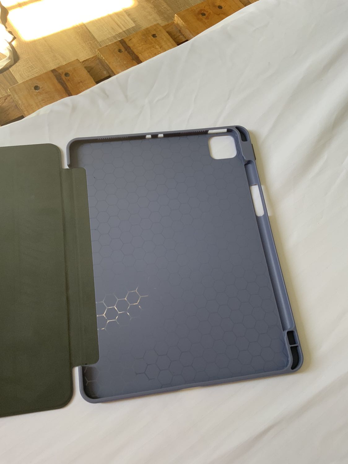 Giao hàng nhanh, hàng không bóp méo. Màu xám không giống như hình, nam châm yếu nhưng vẫn giữ đứng khá ổn. Phần nắp thì hoàn toàn không bám vào màn hình.