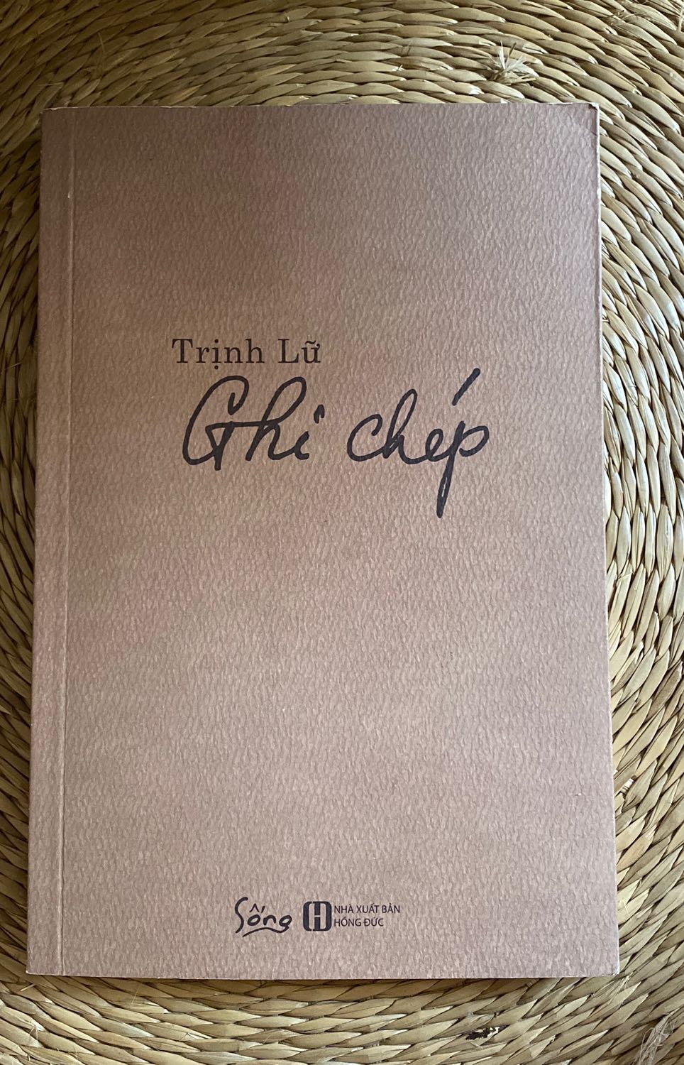 Cuốn sách là tập hợp những ghi chép cá nhân của Trịnh Lữ, cảm giác như đang đọc suy nghĩ của tác giả nên có nhiều chỗ vẫn lửng lơ và lan man, không rõ ý.