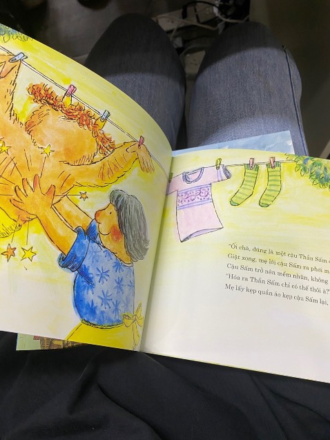 Nhà mình đã có cũng nhiều sách của ehon rồi đấy nhưng sách của shop lúc nào cũng có nét độc đáo nhất, bé rất phối hợp với mình để nghe mình đọc.