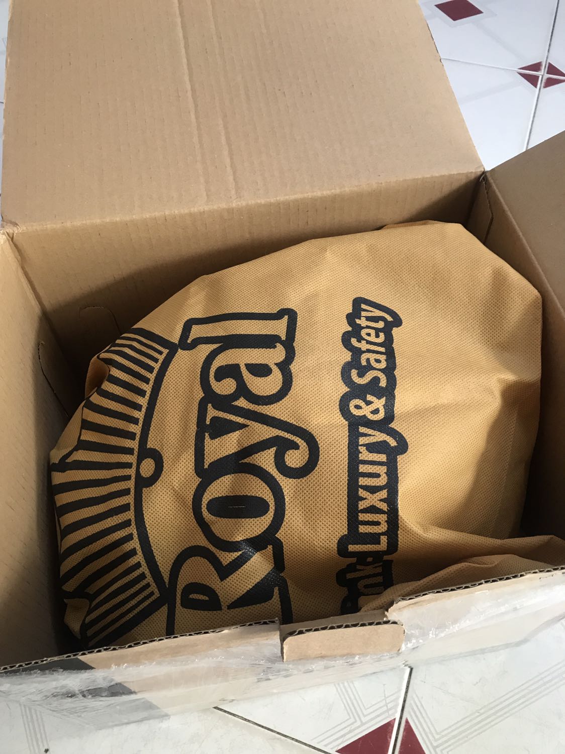 Giao hàng đúng tiến độ, shop có đóng gói chống nước cẩn thận. 
Chi tiết dập/in sắc nét, màu nón như hình, ra nắng ánh màu đẹp. 
[Cập nhật sau 4 tháng sử dụng] khối lượng nón ổn, đi lâu không bị nặng đầu. Chi tiết in dập trong nón vẫn còn sắc nét. Đệm nón lúc mới mua về: êm dày; nhưng tới thời điểm hiện tại nó bị xẹp. Rất không hài lòng. Bạn mình mua nón 3/4 bên chỗ khác, trước cả mình, nhưng nón vẫn giữ phong độ. Bển còn có chế độ vệ sinh nón miễn phí. Chung là sài ổn nhưng tiếc vì không tham khảo thêm vài chỗ.