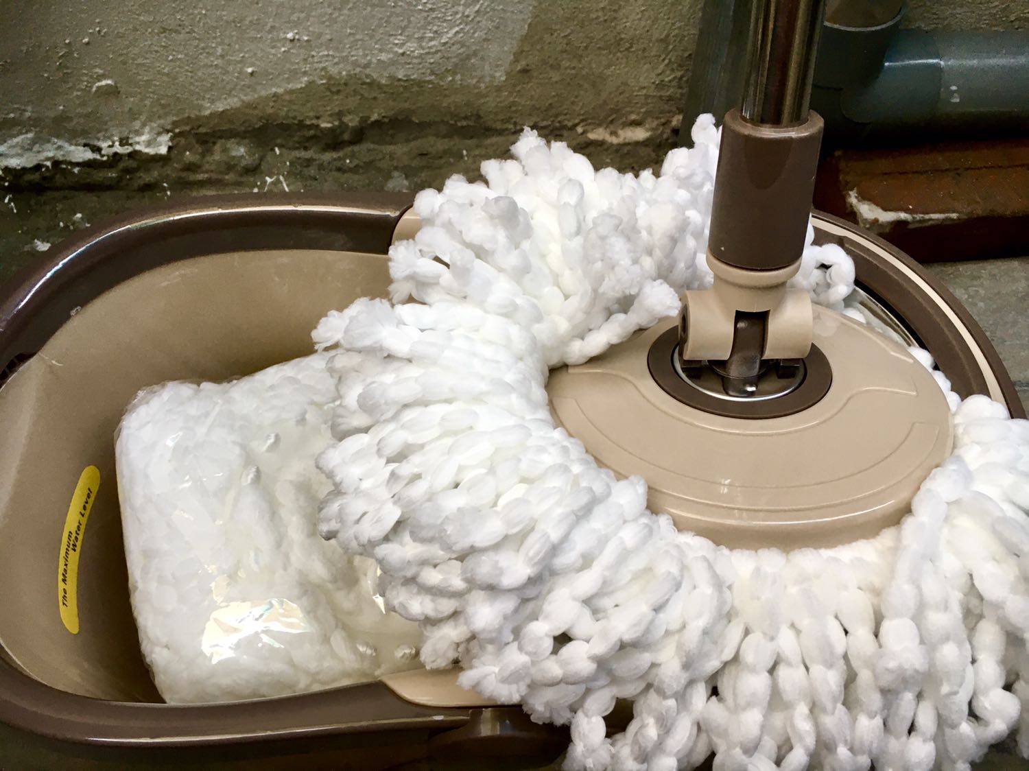 Hàng về chất lượng rất hài lòng. Hàng chắc chắn, cứng cáp, nuột nà, đẹp mắt. Chất lượng bông lau sàn rất ưng ý, vắt nước khô sạch, lau nhà khô rất nhanh. Hàng gọn nhẹ giá cả hợp lý.