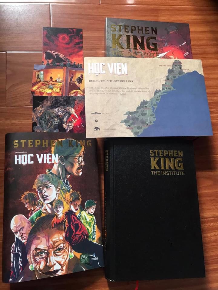 Đầu tiên lúc nhận được và mở box ra phải nói là đẹp. Nhưng nghe nói được tặng 3 postcard và 1 cái bản đồ học viện mà nhìn nó... hơi thất vọng. 
3 postcard thì bé còn bản đồ thì in màu chất giấy bình thường, dày hơn giấy in sách 1 tẹo tèo teo thôi, ko có gì đặc biệt.
Đặc biệt nhất có lẽ là bìa giả da màu đen bên trong bìa giấy với hàng chữ vàng in tên sách rất nổi.
Giấy bên trong thì khá mỏng, mình ko thích chất mỏng thế này nhưng truyện nó dày như thế (688 trang) mà làm giấy dày hơn thì hơi nặng so với tiểu thuyết nên tạm chấp nhận.
Trong truyện có 3 trang màu in gập, hình ảnh giống với 3 postcard. Lần đầu mở cái trang in màu gấp đó ra chỉ sợ rách trang giấy bên cạnh vì nó bị dính vào nhau, phải hết sức nhẹ nhàng cẩn thận.