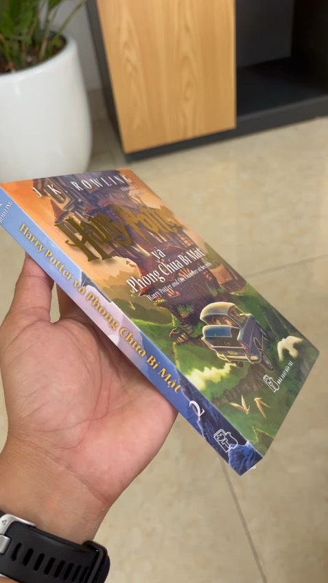 Mình đặt lúc 7h tối ngày 29/10 thì sáng ngày 30/10 Tiki đã giao sách đến nơi, mua sách của Tiki Trading thì thường sẽ giao rất nhanh.
Nhìn bên ngoài, sách thiết kế đẹp, bọc nilon kín.
Mình mua tặng nên không bóc ra, không biết chất lượng giấy thế nào.
Giá cả thế này thì rất hợp lý để mua về đọc rồi.