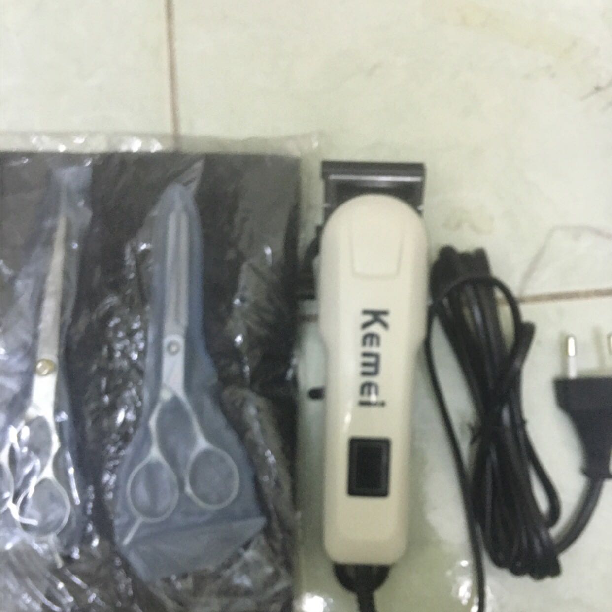 Thấy shop có nhiều đánh giá nên mua. Nhận hàng thấy đúng như quảng cáo được tặng bộ kéo với áo choang. Máy chạy êm tiếng kêu đầm chắc. Máy dây nên chạy khoẻ hơn máy pin. Shop ahop 5sao