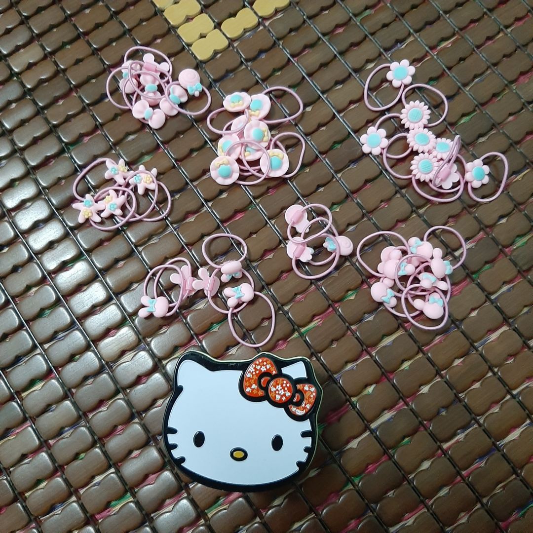 hộp đựng dễ thương, rất tiện dụng. nhưng shop chỉ giao dây màu hồng thôi nên nhìn cũng hơi chán, mình cứ nghĩ sẽ trộn nhiều màu như mẫu. bù lại là cũng có vài kiểu dây khác nhau nên vẫn thay đổi tốt. nhưng mà dây hơi dễ đứt nên phải cột nhẹ