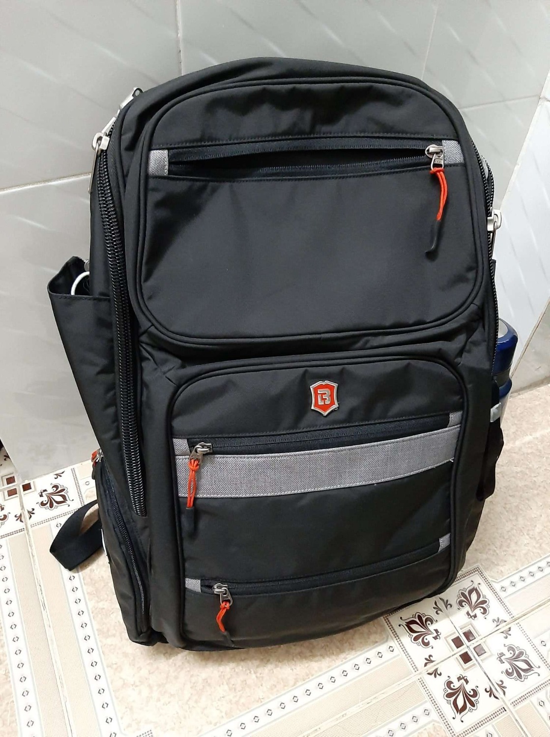 Chất liệu vải, dây kéo khá tốt, thiết kế rất phù hợp với laptop 17". Duy nhất 1 điều không hài lòng là không có dây trợ lực dưới bụng. Việc mang nặng sẽ hơi đau vai vì chỉ có 1 dây trợ lực trên. Nhưng vẫn cho 5* vì sản phẩm tốt.