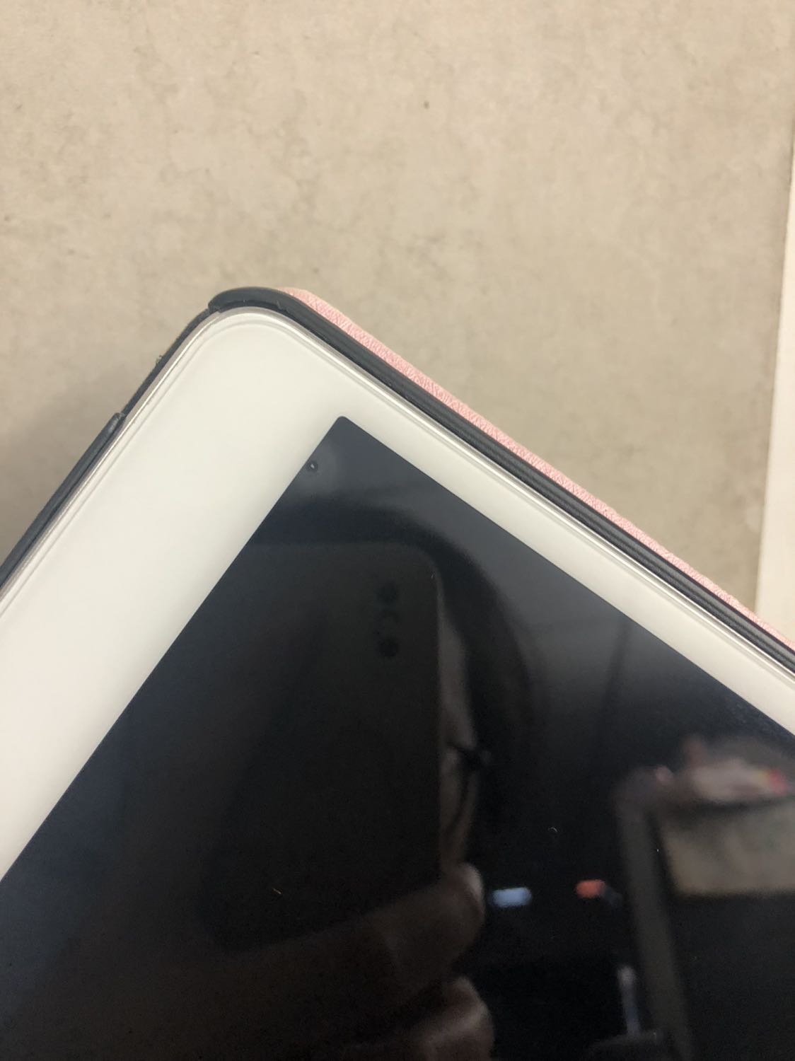 Lần đầu mua miếng dán hơi thất vọng xíu dán lên có cái chấm gì đó mà chỗ đó cứ bị bong bóng :(( mặc dù mình gỡ ra dán lại cũng bị v ạ. Đóng gói rất kĩ nha có đồ lau màn hình trc khi dán nữa.