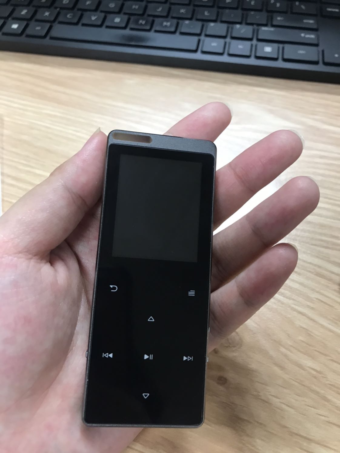 Giao hàng hơi chậm so với dự kiến. Hàng đúng mô tả, nhỏ gọn trong lòng bàn tay. Tai nghe tặng kèm được cái nghe to rõ, còn các bác muốn nghe âm trầm bổng các loại thì nên mua tai xịn dùng. Có kết nối được bluetooth với tai nghe không dây, khá tiện. Chức năng chính thì nghe nhạc rồi, có xem được video, hình ảnh, radio và ghi âm.