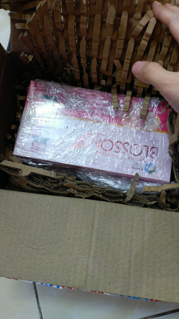 Tiki đóng hàng cẩn thận, bạn shipper thân thiện. SP chất lượng, mình uống hộp thứ 2 đã cảm nhận có chút sự thay đổi về da, da sáng và căng hơn nên quyết định sẽ tin tưởng sử dụng lâu dài. Thật tốt là cũng tốt cho dạ dày của mình nữa. Tính ra mua trên Tiki hời hơn so với mua hiệu thuốc nếu các bạn áp mã giảm giá nhé. Chúc shop bán được nhiều hàng.