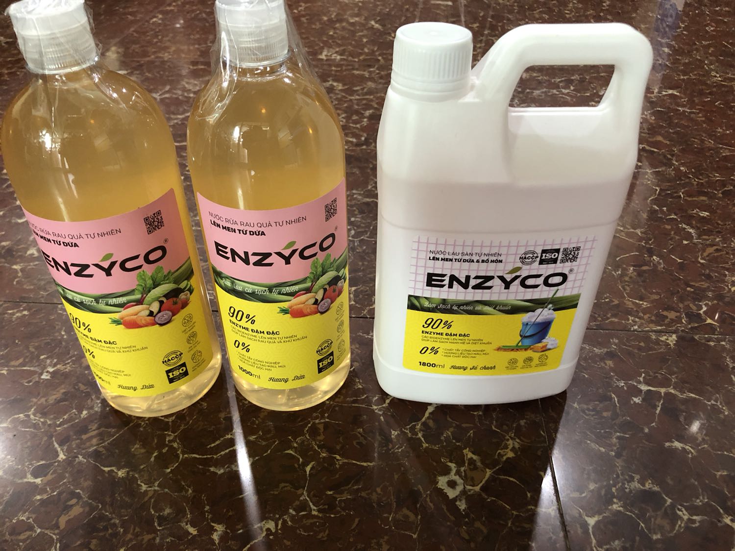 Mình đã mua 1 lần rồi, thấy mùi dứa tự nhiên. Ko có thiết bị nên ko kiểm chứng được hiệu quả rửa sạch rau củ ra sao. So với lần trước, nhà sản xuất  đã cải tiến chai đựng với nắm chai bật mở, ko phải tháo lắp như trước, tiện hơn (chỉ cần mở ra, bóp chai để nước rửa chảy ra) khi sử dụng và vận chuyển cũng ko bị trào như trước.