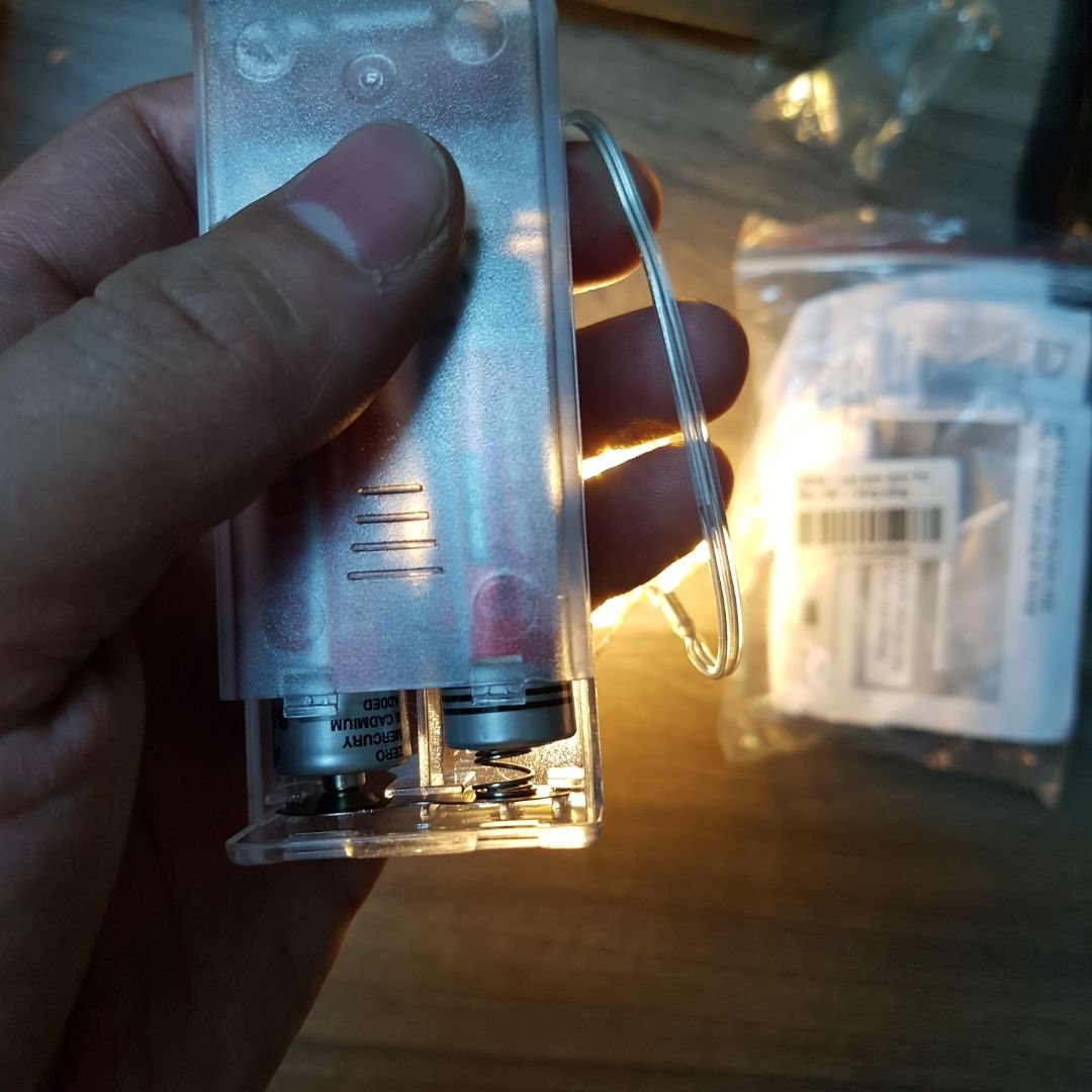 Đèn đẹp và chất lượng. Dây led bằng đồng được phủ cách điện màu bạc kẽm rất vừa ý mình. Pin phải tự mua nhưng mua pin con thỏ ở tiệm tạp hóa cũng tiện.