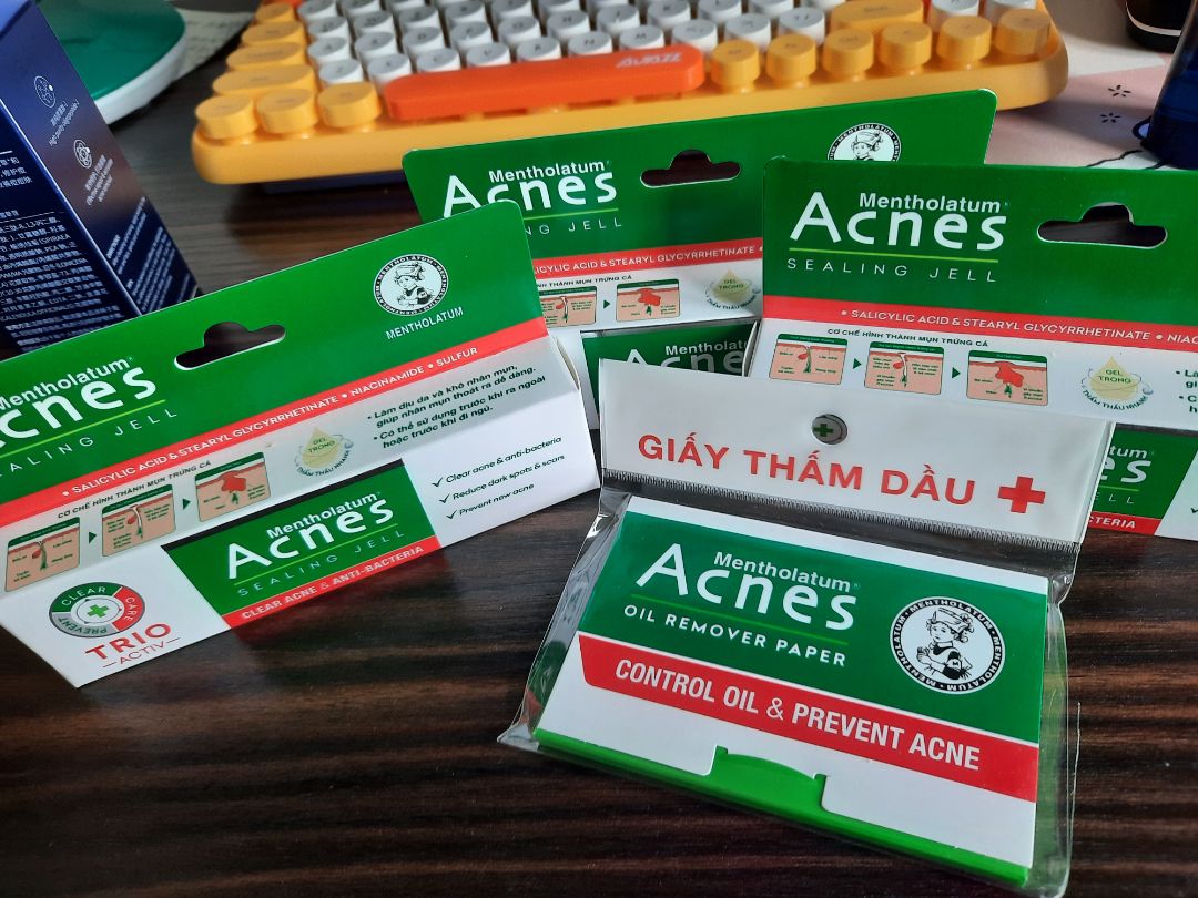 Mình mua 3 tuýp được tặng 1 bịch giấy thấm dầu. Dùng tuýp này khá ổn với mụn ẩn và mụn đầu đen, mụn to thì mất thời gian hơn một chút để hết đỏ
