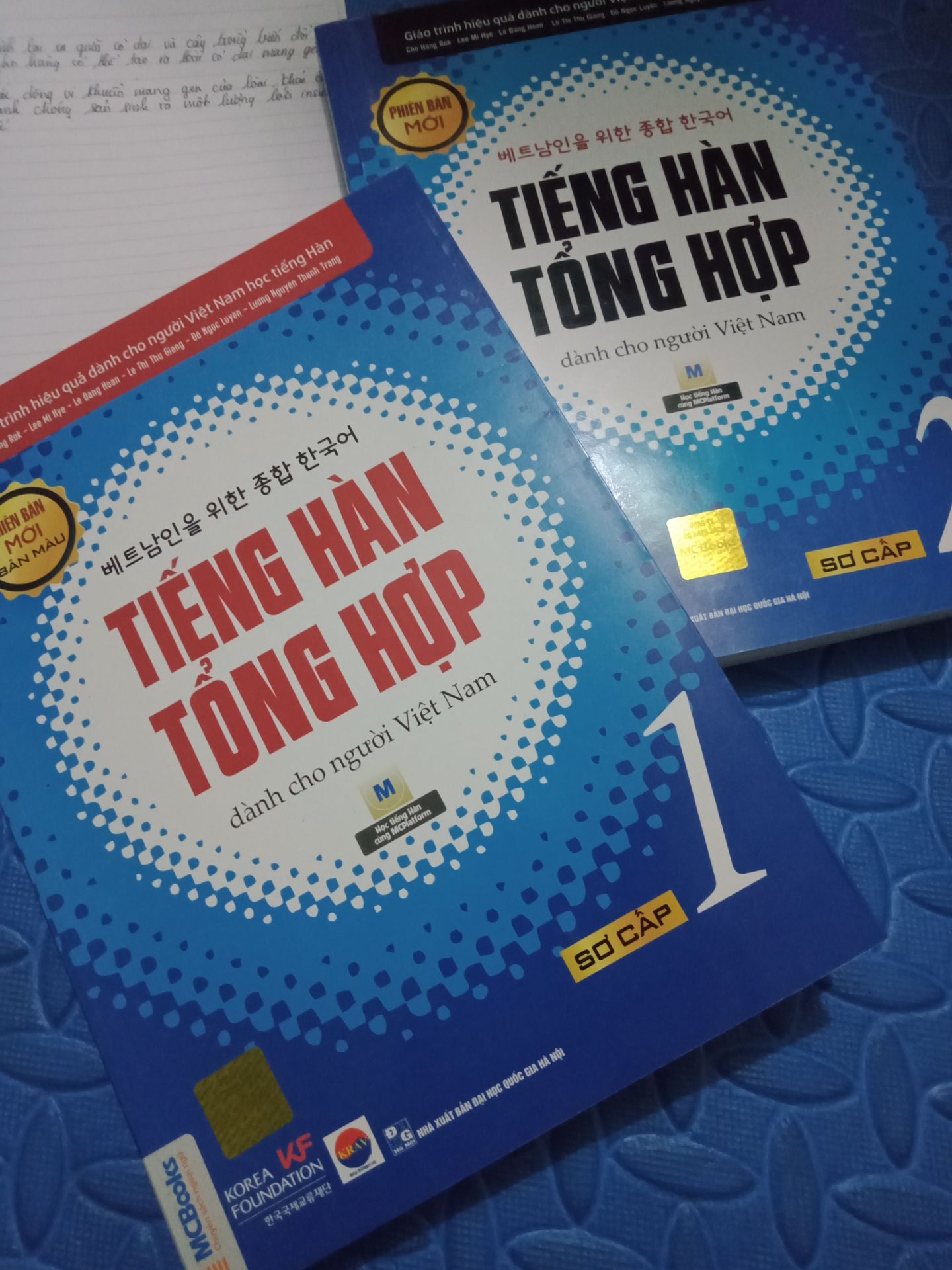 k thích màu giấy này lắm, giống mấy cuốn xanh lá bản lậu, kiểu chất giấy a4 ý mặc dù chất giấy đẹp hơn :(( so với cuốn bài tập của sc2 thì màu giấy lại khác là sao nhỉ, cùng là k màu mà? sc 2 giấy hơi vàng vàng mịn đẹp, viết bút chì tốt, nhìn nhiều k bị nhức mắt. Nếu là chất giấy đấy thì mua sgk cũng nên mua k màu, giá cũng rẻ hơn nhiều, có màu vui mắt nhưng cũng k đẹp hơn là bao đâu.