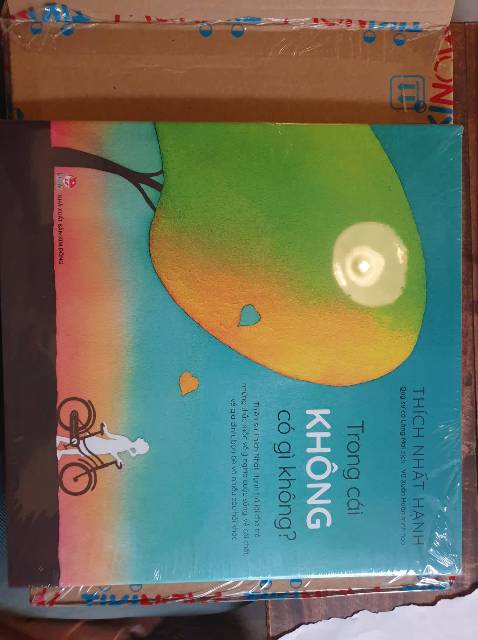 Sản phẩm về nội dung và ship thì ổn, tuy nhiên tôi đã đăng ký bookcare nhưng ko thấy có bọc, trong khi số lượng bookcare thì vẫn trừ. Ngoài ra tem trên sách bị rách, mất một phần, ko rõ có phải do sách có người mua rồi, hoàn trả nên Tiki bọc lại rồi ship ko. 
Nếu các bạn hoàn lại 1 bookcare, tôi sẽ nhận xét lại sản phẩm 5*. 
Chân thành cảm ơn.