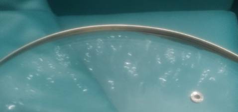 Sản phẩm nhìn chung mẫu mã đẹp, vừa vặn size nồi 24cm, nắp có chữ five star, chắc chắn. Tuy nhiên có một điểm không vừa ý làm rớt 1* do nắp thiết kế có cái gờ, gờ này sau một thời gian sẽ vệ sinh khó do các thứ bị kẹt trọng kẽ hở và đọng nước. nếu làm dạng phẳng suốt thì tốt hơn, đang có ý định đổi qua nắp inox do nó phẳng suốt dễ vệ sinh, không hoàn toàn vừa lòng lắm.