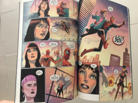 Hàng mới chưa bị bóc, không bị lỗi. Giấy in chắc chắn mà nhẹ. Vẽ, màu sắc và bố cục miễn chê. Câu chuyện có nhiều nhân vật anh hùng và phản diện biểu tượng cùng xuất hiện khá thú vị. Nội dung tổng thể ổn nếu người đọc không quá kỳ vọng một cái gì sâu sắc nhất là khi đây chỉ là một tập trong bộ dài của nó. Bực mỗi cái là Fahasa nhập tập 3 và 4 mà không nhập tập 1 và 2 của bộ Beyond này.