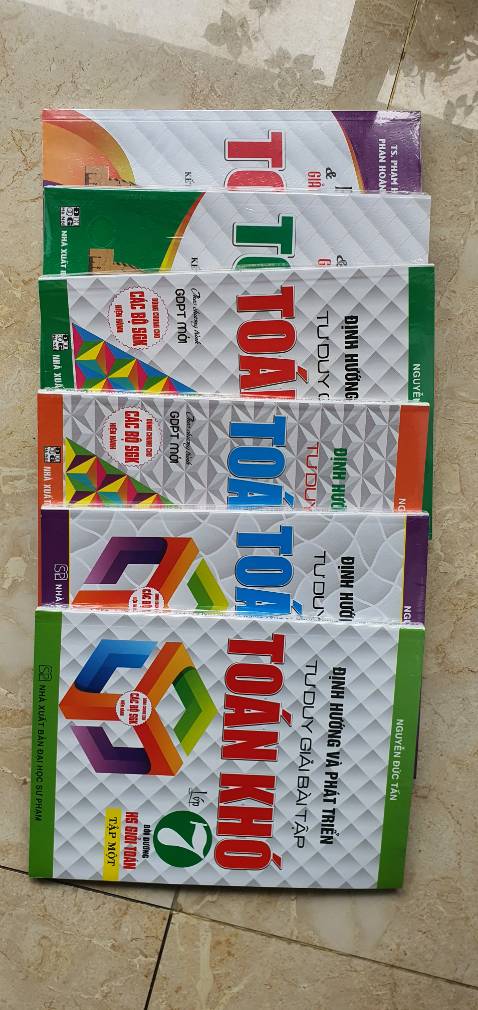 Một nhà sách cẩn thận. Bọc cả sách cho khách.