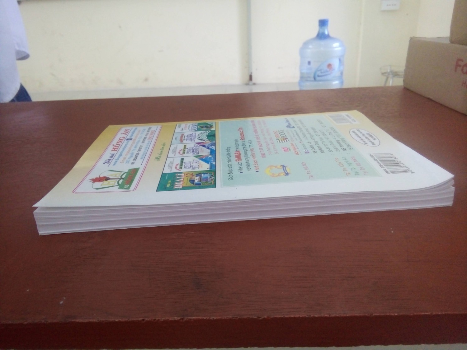 - Phần mép hơi vênh nhưng đè cái gì lên rồi để qua đêm sẽ uốn thẳng lại được.
- Bìa sáng, bóng, đẹp.
- Các trang xếp chưa đều nhau.
- Được cái bên trong nội dung trình bày tốt, kiểu chữ dễ nhìn.