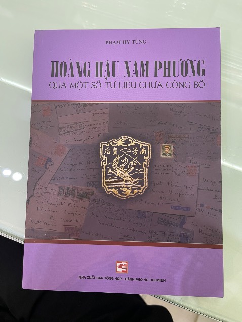 Sách rất mới và gói hàng chỉn chu , mình rất thích cuốn này . Có những bức thư tay của HH Nam Phương dc minh họa rõ nét . 
Cảm ơn Shop đã lắng nghe nhu cầu của mình 
Sẽ ủng hộ tiếp ah