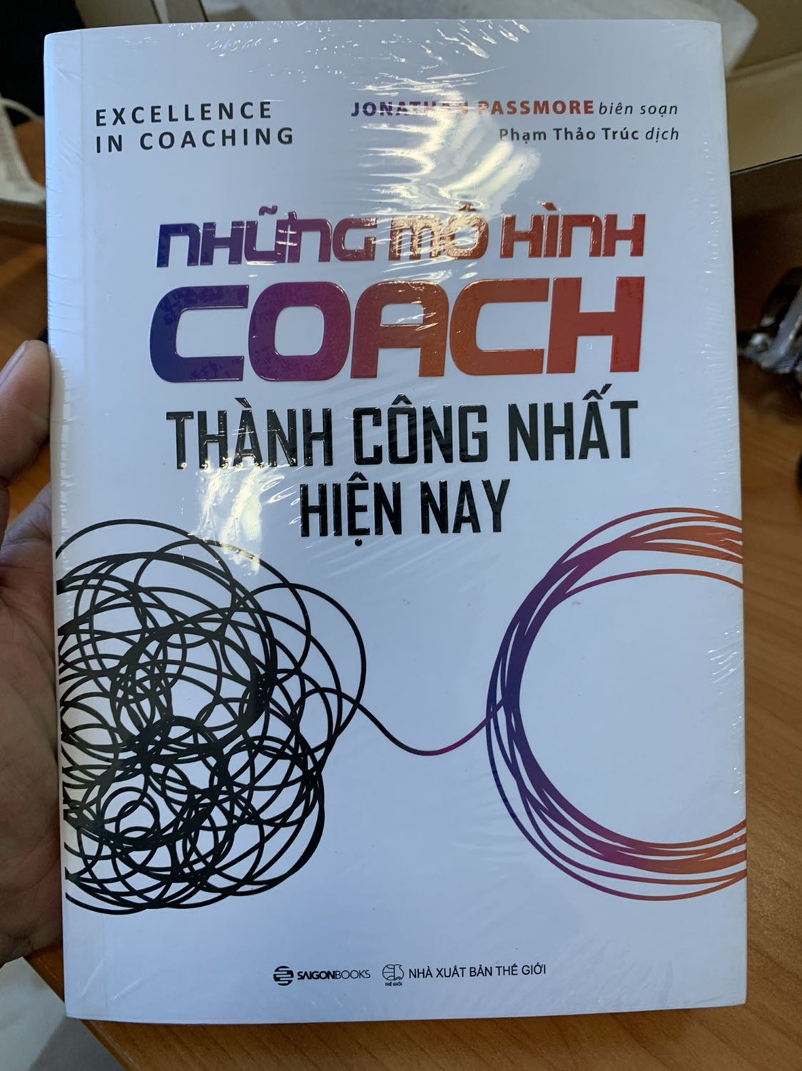 Đóng gói và bảo quản sách tốt. Chưa đọc nên chưa đánh giá đc nội dung, nhưng mà đọc sơ thì thấy trình bày dễ hiểu, có thể cung cấp những kiến thức nền về lĩnh vực khai vấn này.