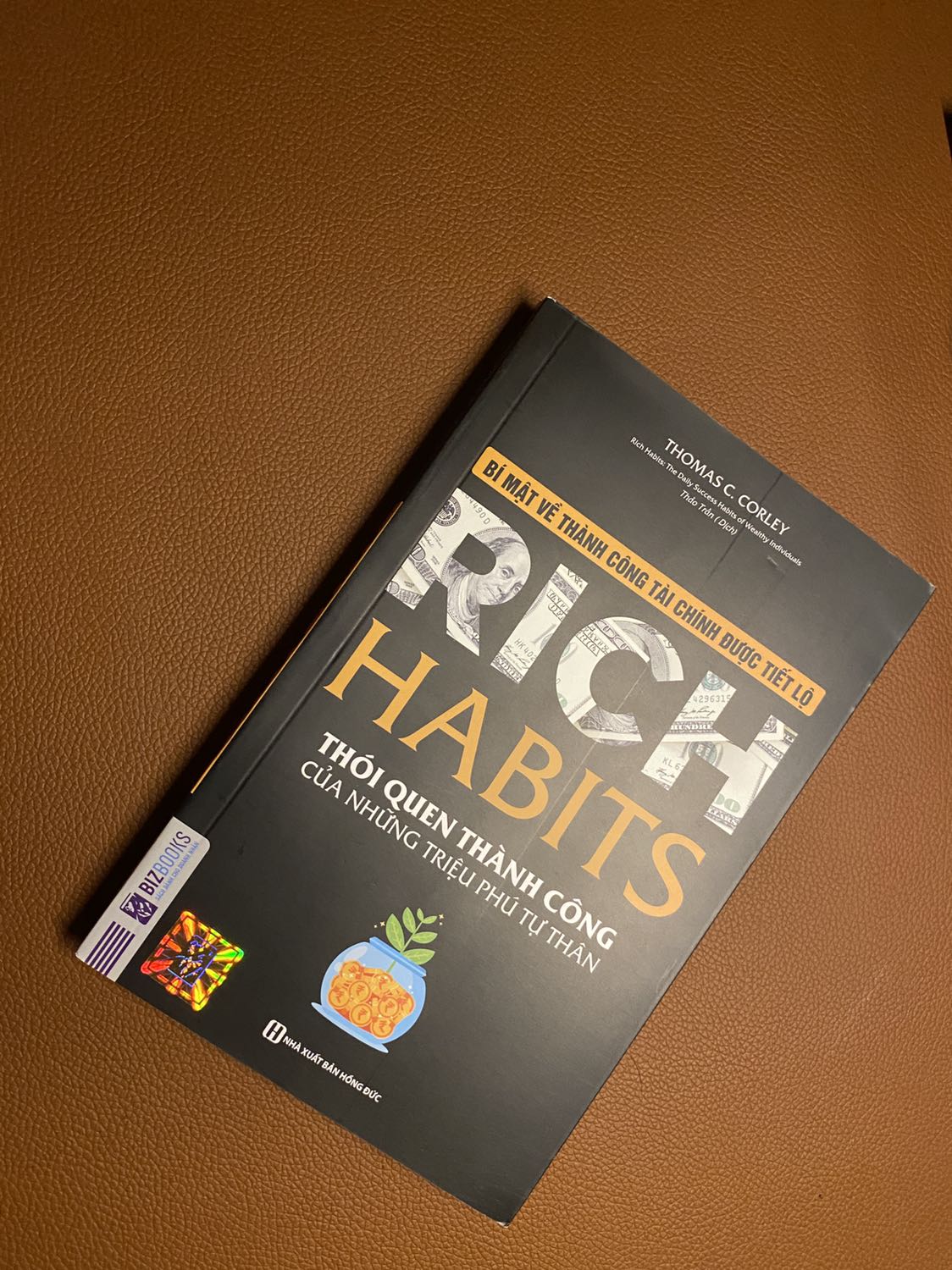 Trước giờ mình vẫn lựa chọn Tiki để mua sách, và đọc nhiều comment nói về sách của Tiki bị cong mép, sách cũ, sách bị dơ ...
Nhưng may mắn trước giờ mình rất ít gặp phải các trường hợp trên (chắc do ăn ở kakaka).
Quyển sách lần này mình nhận được cũng ok mặc dù lúc lấy sách ra từ hộp hơi bụi tí lau nhẹ là như mới ngay.
Tiền nào của đó vì Tiki bán giá thấp hơn 1 nửa so với bên ngoài Nhà sách bán nên mình không đòi hỏi gì hơn.
Chế độ giao hàng nhanh gọn sáng đặt chiều có ?