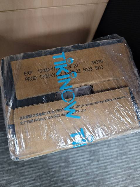 Hàng nhận được nguyên vẹn, hạn sử dụng xa.
Vận chuyển của tiki ở lần này mình thấy rất chuyên nghiệp, hàng hóa được giữ gìn đàng hoàng hơn những nền tảng giao khác nhiều; khi chưa giao được các bạn có gọi hẹn đàng hoàng, tin nhắn xác nhận.
Mình đề nghị nếu tiki duy trì chất lượng vận chuyển thế này thì cần bỏ bớt lớp bọc để bảo vệ môi trường, tiết kiệm chi phí.