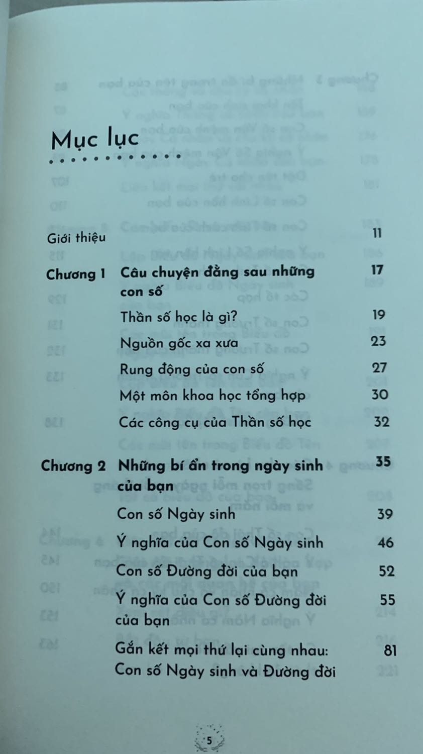 + về Tiki: luôn nhanh và chất lượng, da best
. Mới đặt lúc sáng sớm 2 giờ sau đã có.
+ về nội dung sách: (mua về mình đọc 1 lèo xong luôn)
-Sách trình bày đơn giản dễ hiểu
- Nội dung thì sơ lược nên rất phù hợp với những người mới bắt đầu tìm hiểu
-So với Nhân số học của cô Lê Đỗ Quỳnh Hương thì không đi sâu vào từng mục nhưng mình thấy 2 cuốn này có thể bổ trợ cho nhau, vì cuốn Nhân số học còn thiếu vài mục mà sách này nêu lên.
- cuối cùng là mình thích cuốn này vì nó kết nối được nhiều thông tin liên quan tới Tarot và Chiêm tinh. 
Kết luận lại: rất đáng mua