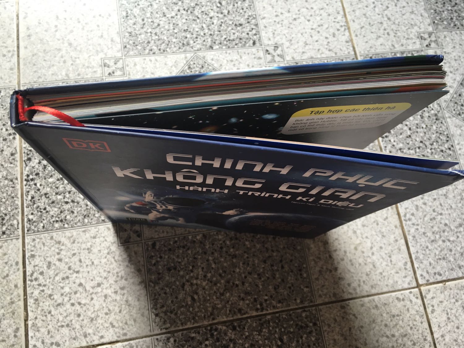 Chất lượng hình ảnh màu sắc đẹp. 
Sách dầy hơn 180 trang giấy màu mô tả các giai đoạn chinh phục không gian của con người. 
Chất lượng đóng sách không tốt. Đọc chưa xong mà gáy sách đã bung. Vẫn còn đường chỉ khâu lại nên chưa bị rớt trang giấy. Nhưng chắc không bền.