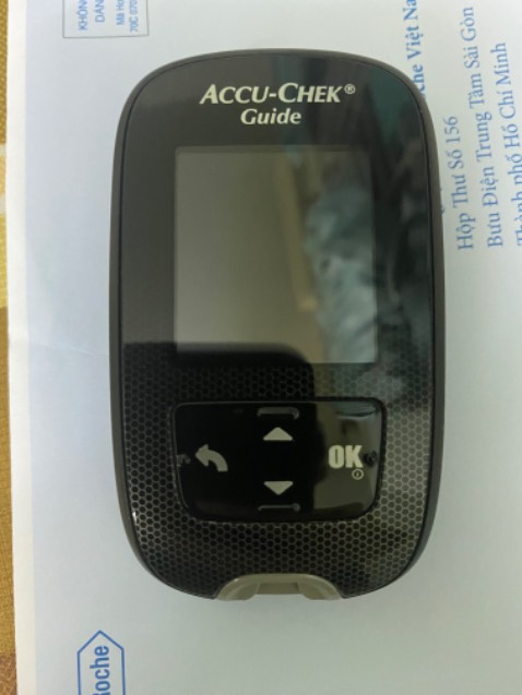 Máy đẹp, hơi nhỏ so với mình, đầy đủ phụ kiện như quảng cáo, không có dung dịch đối chứng, dễ đo, dễ cài đặt