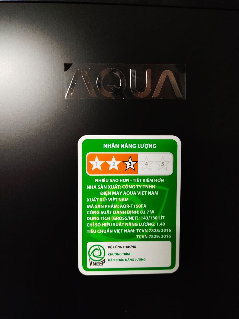 Sản phẩm không có thông tin điện năng tiêu thụ, cần mua gấp nên k thể nhắn tin hỏi tiki được, mua r mới biết mộtnngayf nó tiêu thụ hết 2kí điện, khá tốn điện. Mua hàng black friday nên giá rẻ hơn thị trường, chưa tới 3.3tr. Hàng nhận được bề ngoài đen bóng khá đẹp, lần đâu tiên sử dụng tủ lạnh nhỏ xíu như vậy, bề ngang 46.5cm, cao khoảng 121.5cm. Cửa của ngăn đông có khay khá nhỏ và cạn, nhựa màu trắng, không phải đen như web đăng tải, bên phải tủ có qr code *** bảo hành điện tử, chưa kích hoạt.