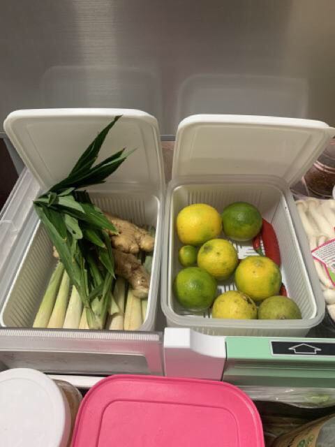 Hộp hình thức đẹp, chắc chắn, đủ để đựng chanh ớt hoặc rau hành ngò; nhưng mà trữ đông cho một bữa ăn gia đình 3-4 người lớn thì vừa. Tuy nhiên, giá so với *** thì cao hơn nhiều vì bên đó combo 2 hộp như thế này chỉ dao động 75k -85k nên cả phí ship nữa vẫn rẻ hơn :(.