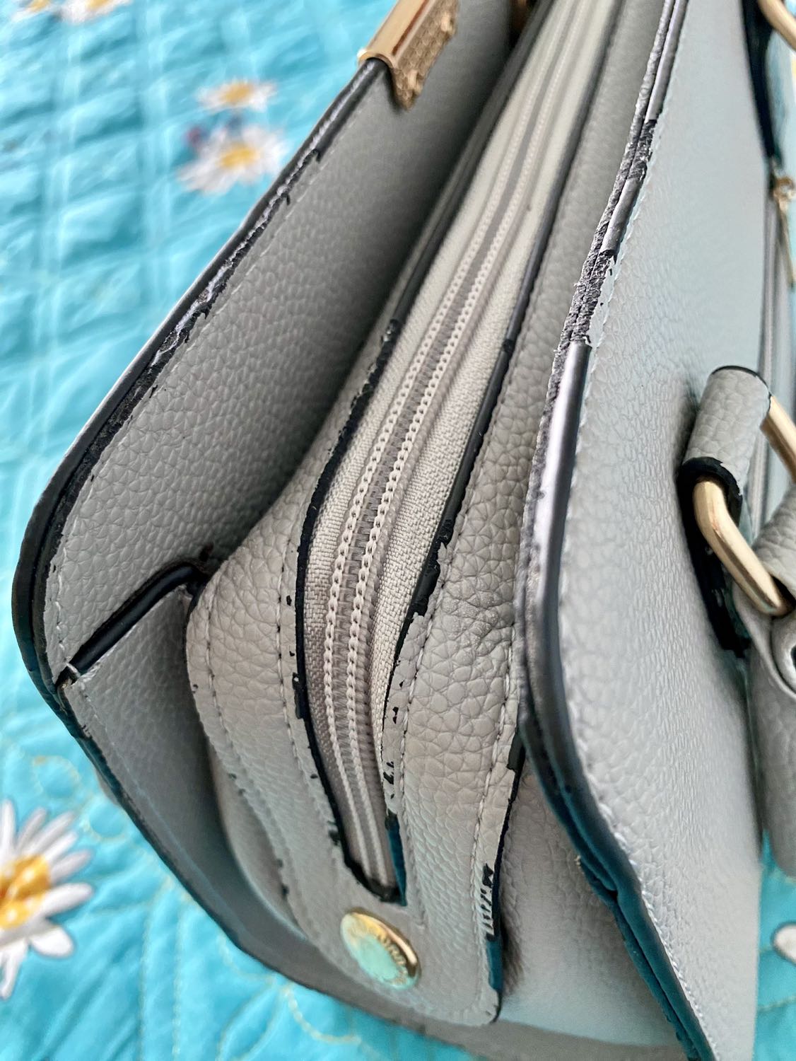 Hàng chất lượng kém, bong tróc da quanh miệng túi và quai,mùi quá hôi, ngàn lần ko nên mua