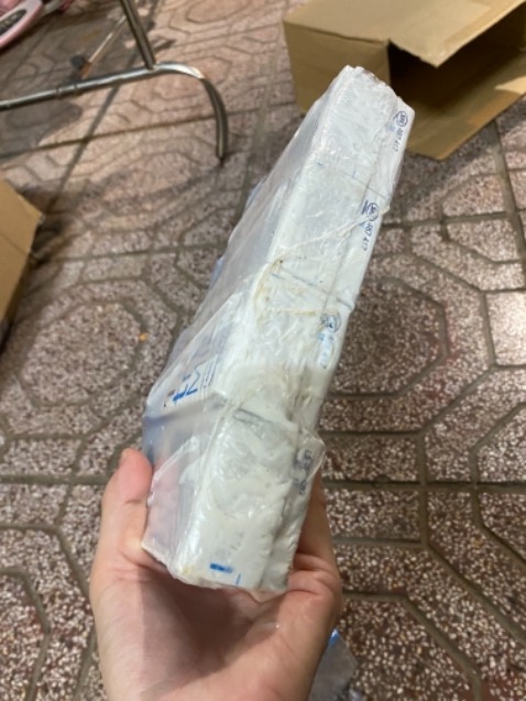 Giao 1 thùng, có 1 lốc sữa bị thủng, tràn ra bốc mùi hôi thối, phản ánh lên thì nói đền phiếu cho giá trị 2 lốc, tới nay hai tuần k thấy gì, cực kỳ khó chịu với cách làm việc của shop, 1 lốc hỏng tràn ra ngấm vào cả thùng, Thúi rình, phải đem ra rửa hết, xong rửa thì nước nó lại ngấm vào các lốc khác, chán 😵😵😵, thất vọng ,