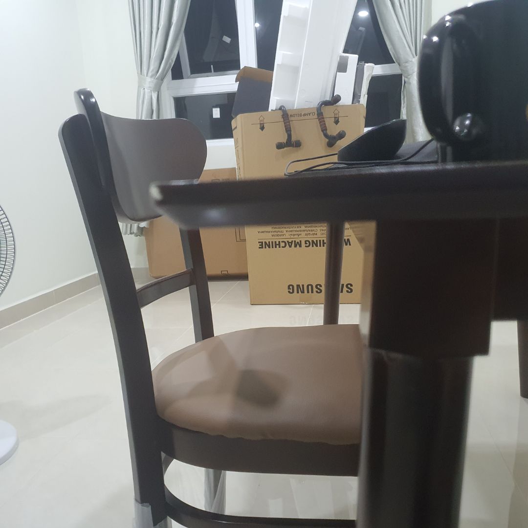 shipper nhiệt tình hỗ trợ lắp ráp. mình mua bộ 6 ghế nên mặt bàn lớn, phù hợp nhiều mục đích sử sụng. Hàng nhận được giống như hình quảng cáo.