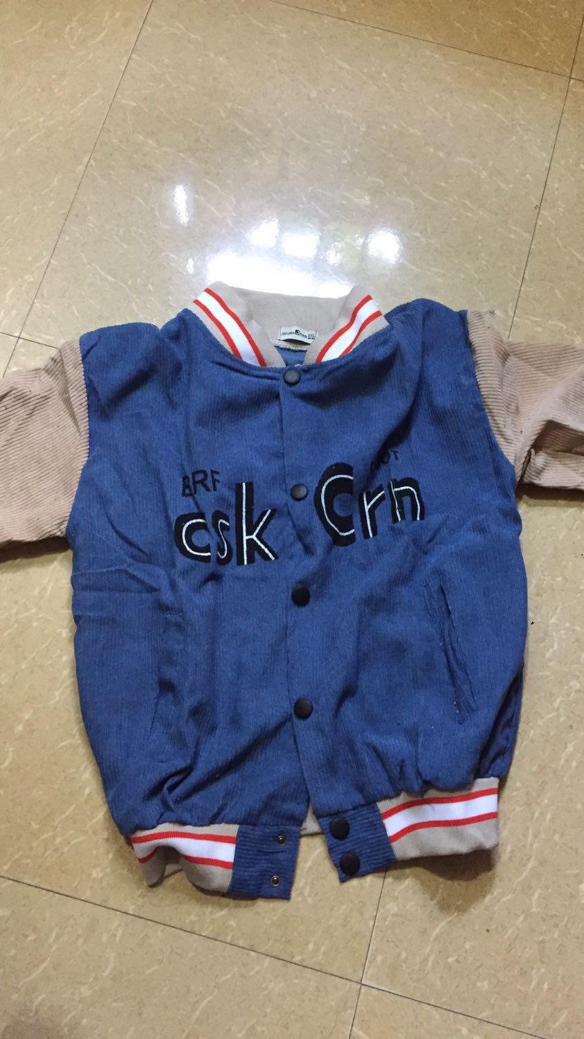 Sao mà hình một đường áo giao một nẻo vậy😔