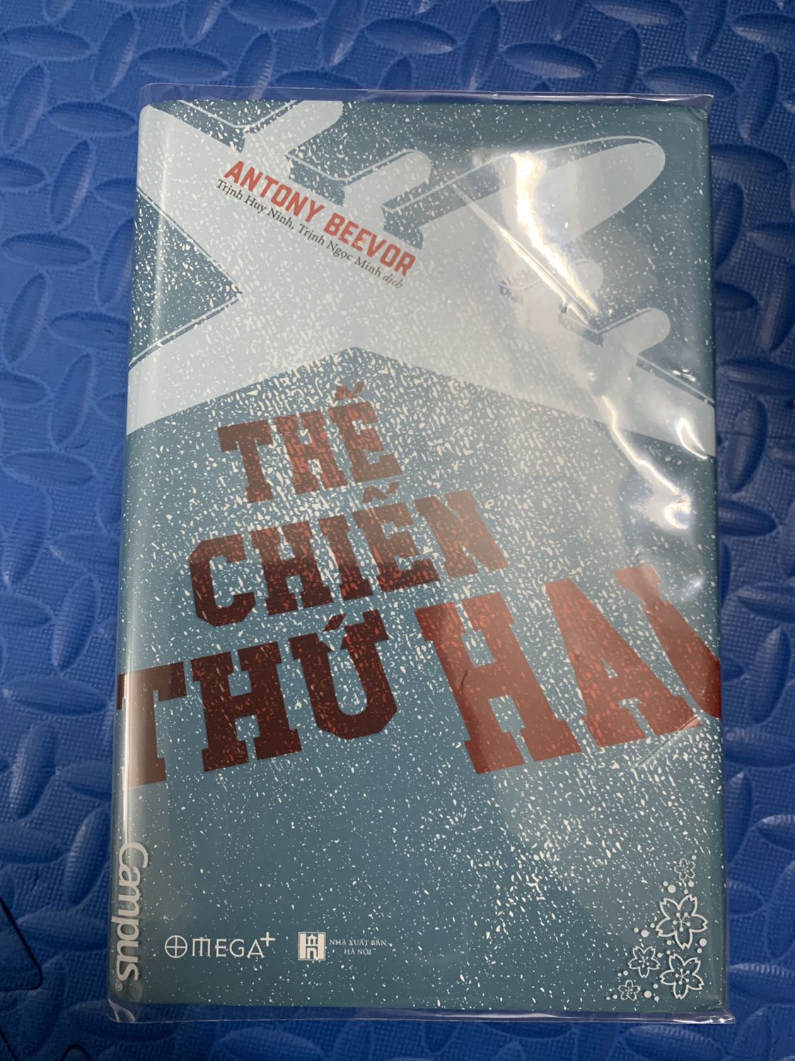 Sách hình thức rất đẹp, giấy trắng tinh. Đã đọc quyển sách được dịch trước đó của tác giả về trận chiến Stalingrad nên mua thêm quyển này, nội dung chắc chắn sẽ hay.
Vote 5 sao. Sẽ tiếp tục ủng hộ Tiki.