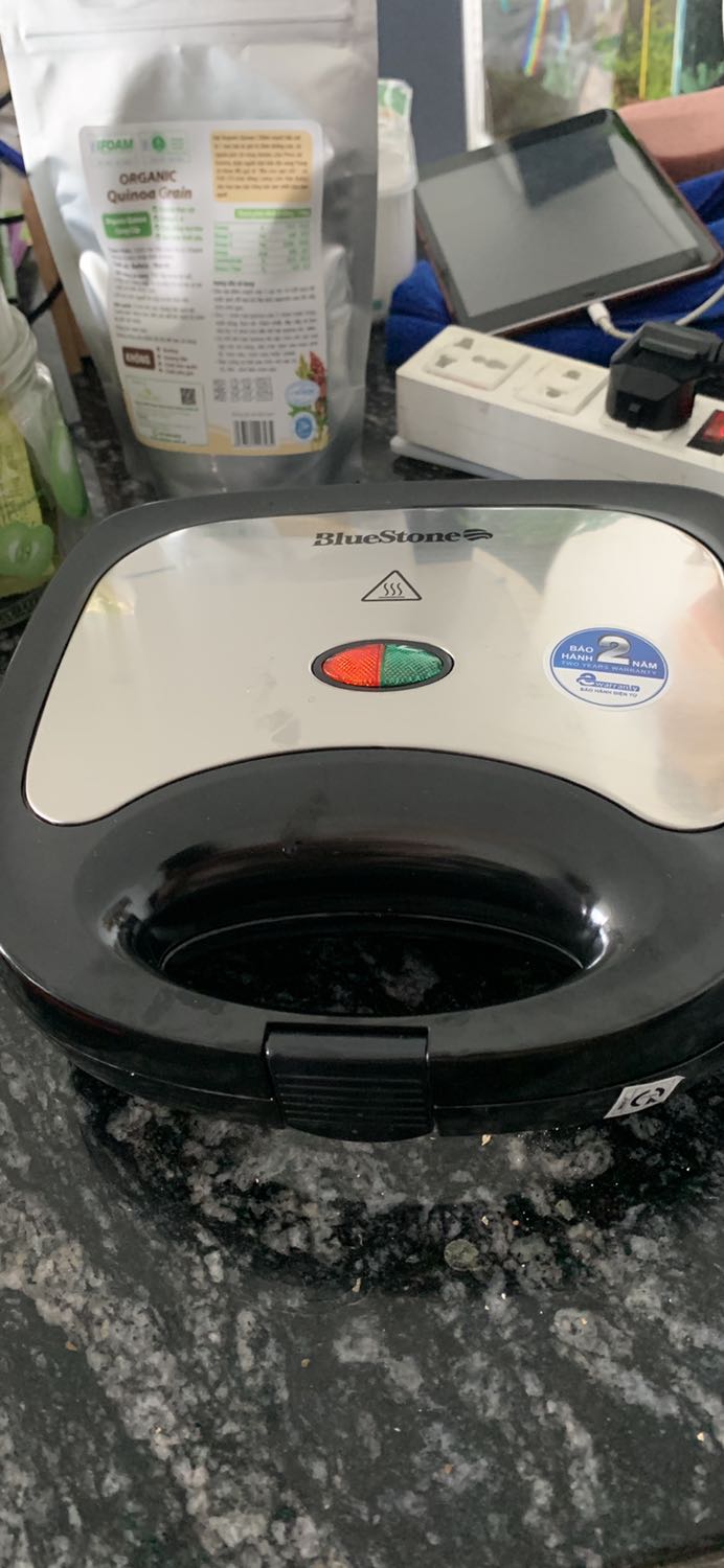 Nướng ổn k bị cháy, mình kẹp cheese and ham giữa 2 miếng sandwich và quết butter bên ngoài 2 mặt ra sản phẩm rất ngon