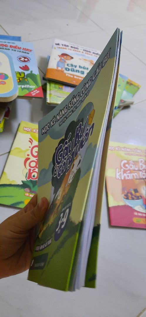 mua vs giá 139k. của APBooks. sách trình bày đẹp, dễ hiểu. có chú thích hình ảnh rõ ràng. sách cho bé 3t trở lên. bé mình 2 tuổi không hứng thú lắm nghe mẹ đọc lắm( 1 phần vì trc đây mình ít đọc truyện cho bé, chỉ bày tương tác nhận diện xung quanh qua tranh, thẻ học) nhưng sau khi mẹ kiên nhẫn chỉ cho bé vài hôm bé bắt đầu để ý nghe và chỉ được ra trong tranh gấu bố gấu mẹ gấu bư và một số từ khóa bằng tranh khác. ?.