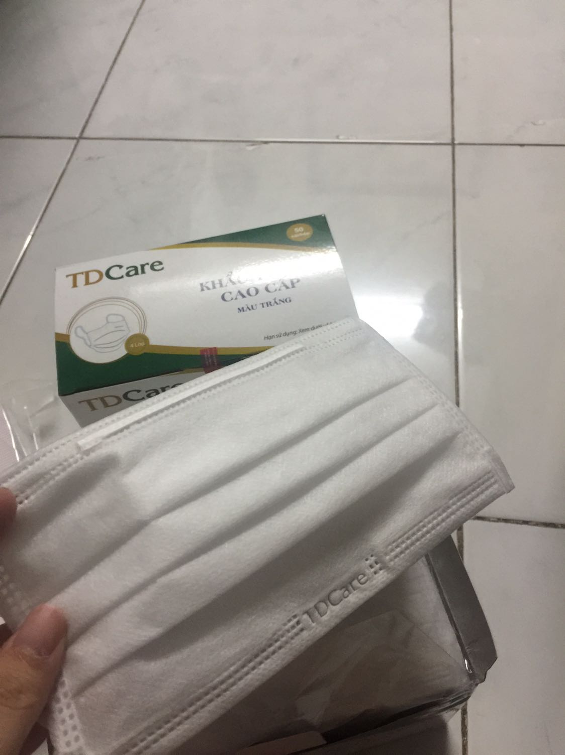 Hàng giao nhanh, chất lượng tốt, chuẩn 4 lớp, có đầy đủ tem chống hàng giả. Nhưng gói hàng quá chán, chỉ quấn bọc nilon, không có lấy một cái hộp. ?