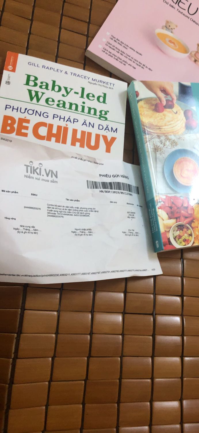 Báo giao hàng 11/9 tận 18/9 mới nhận đc. Về bóc ra thì thiếu quyển truyện tặng