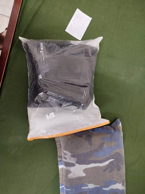 Chất liệu tốt, kiểu dáng và kích cỡ khá ổn. Tuy nhiên mình mua cỡ 4XL là cỡ to nhất mà cũng chỉ vừa với mình (1m64-80kg) nếu gặp người béo hơn thì quần này sẽ chật. Cá nhân mình mặc thì thấy đũng quần hơi thấp, nên việc dạng chân khi ngồi ăn cơm hay leo lên yên sau xe máy sẽ bị ảnh hưởng, dễ rách. Phù hợp với nữ giới hơn nam giới vì phom quần nhỏ