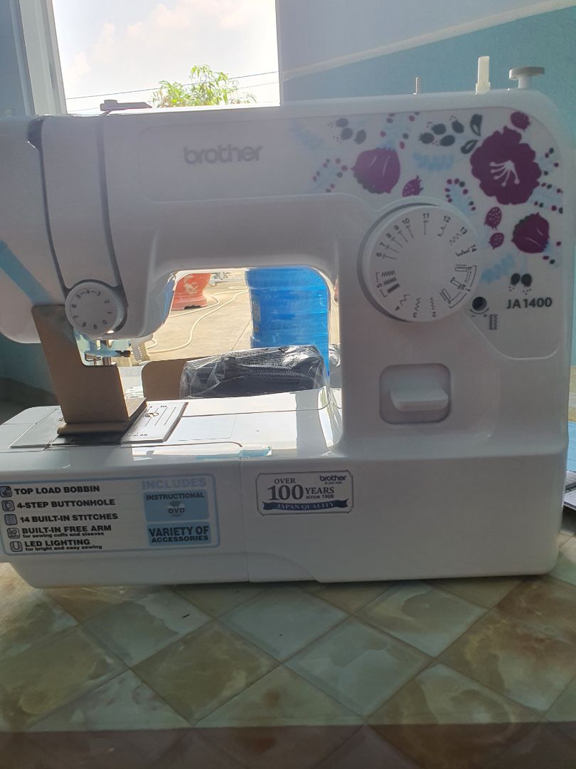 Máy may chạy rất êm, hàng chính hãng, mua rất đáng đồng tiền, shop gói hàng rất cẩn thận