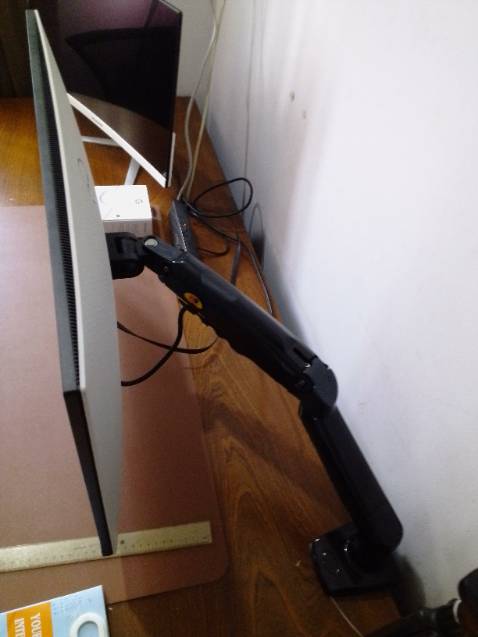 Nặng và chắc dã man, chất lượng giá công tốt lắm, giá cũng hợp lý, lắp đặt đơn giản, tuy nhiên lúc đầu chưa hiểu ý nên phải lắp màn vào thì mới canh chỉnh được cao độ, không thì nó cứ nhỏng lên trời do chưa có đối trọng kéo xuống.