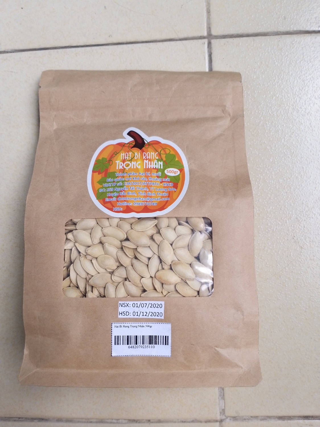 Hạt bí được đóng trong túi zip giấy kraft rất thuận tiện khi sử dụng, có thể lấy hạt bí ra và bảo quản phần còn lại rất tiện. Bao bì có in hạn ngày sản xuất và hạn dử dụng rõ ràng. Hạt bí mẩy, được rang giòn đều và rất thơm. Hạt bí ăn rất bùi và giòn tan, không có vị mặn bám trên vỏ hạt. Sẽ ủng hộ shop tiếp nhé.