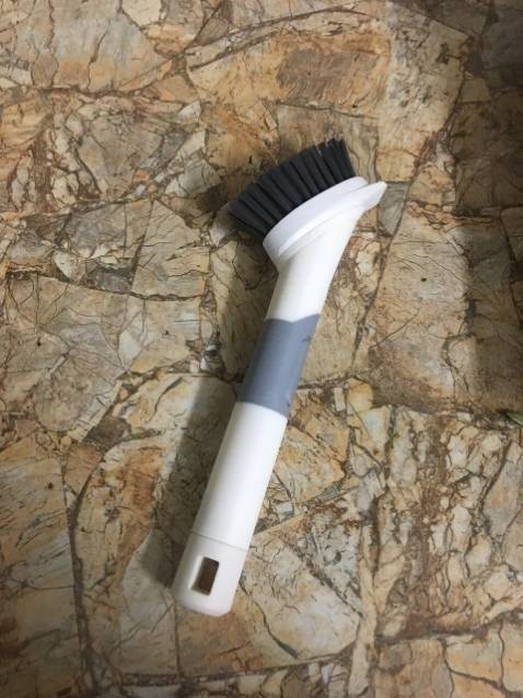 1 món đồ cực kỳ thiết thực cho phụ nữ bếp núc, ồi cái cảnh cầm cái cọ sắt 5k cào nồi mà xước hết cả chống dính mà xót ruột, giờ mình đã tìm được chân ái đây rồi. Đầu tư chỉ mấy chục mà thấy nhẹ nhàng đi bao nhiêu, lại còn đẹp cái gian bếp của mình. Lắp ráp trong 1 nốt nhạc, tay cầm chắc chắn mà nhẹ. Thiết kế hay dã man là tích hợp ống đựng nước rửa, ấn nhẹ cái là phun ra. Mỗi tội màu trắng là có thể sẽ nhanh bẩn nè ha ha. quá tuyệt, quá ưng cái bụng