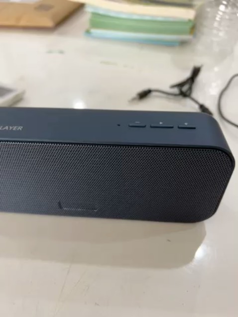 Ưu điểm: Giá rẻ, kiểu dáng rất đẹp, cầm chắc tay. Âm thanh nghe ổn.
Khuyết điểm:
+ Kết nối Bluetooth với laptop không ổn định (âm thanh bị giật). Mới sạc pin mấy tiếng xong mà khi bật nhạc đèn xanh cứ chớp chớp kiểu hết pin/hoặc kiểu kết nối chập chờn dù để loa rất gần laptop (như clip mình có quay và up kèm). Khi tắt player trên laptop thì kết nối cũng bị ngắt và khi play bài mới thì phải kết nối Bluetooth lại.
+ Kết nối qua cổng 3.5mm thì âm thanh ổn định, tuy nhiên khi bài hát play hoặc stop đều nghe tiếng "bụp" (như clip mình up kèm).
Không biết có phải do máy mình bị lỗi không? Hay mọi người cũng bị vậy nhỉ?