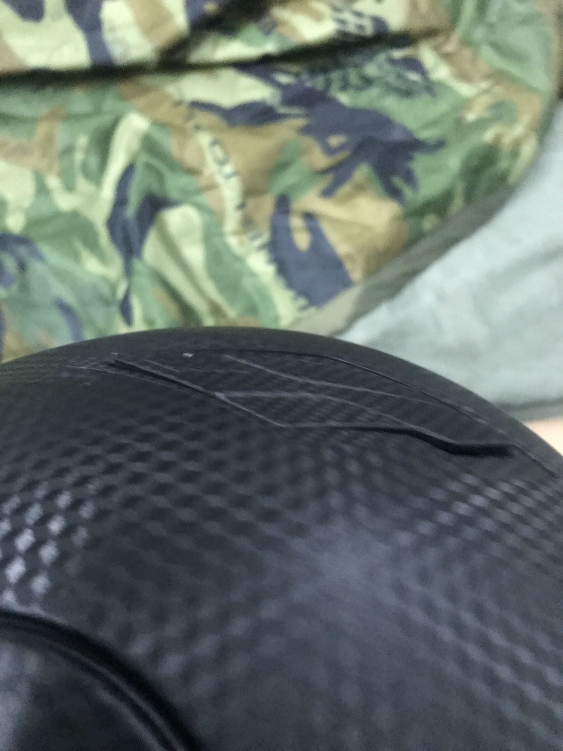 Độ chi tiết không cao, nắp thông gió phía trên đóng không sát, phần chốt gài mút đệm bên trong rất khó mở ra đóng vào nên mỗi lần cần vệ sinh rất khó gài được mút vào như cũ. Nhưng với giá như vầy là hợp lý.