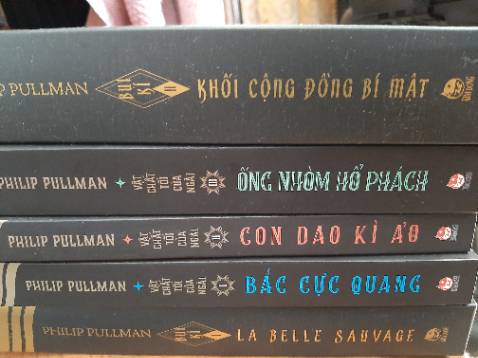 Chất lượng sách rất tốt. Mua sách chủ để con đọc. Năm 2019 mình đã mua bộ Vật chất tối của ngài rồi. Bây giờ, con mình đủ lớn để đọc bản lớn hơn của Lyra. Nội dung của bộ tiểu thuyết này thì hay khỏi phải bàn. Bản tiếng Anh từ ngữ rất trang nhã, rất thích phong cách viết này. Giống như xem một bộ phim về giới quý tộc Anh vậy rất trang nhã. Bản dịch của Trang Rose cũng rất tốt.