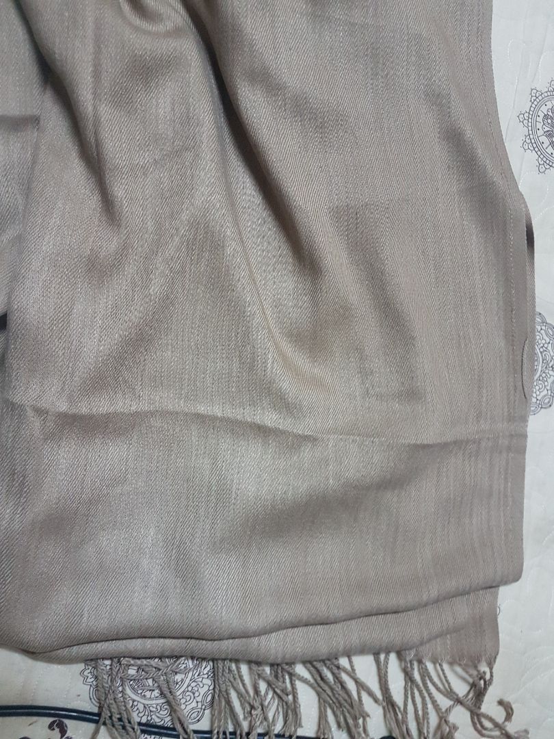 chất đẹp nhưng màu không giống ảnh quàng trông nhìn bị già , hơi thất vọng